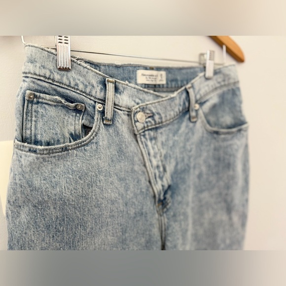 Abercrombie & Fitch Ultra High Rise 90s Straight Jean | Size 29 / 8 Regular - Picture 4 of 11